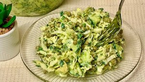 Беру БАНКУ ГОРОШКА, капусту и готовлю гениальный салат! Вкусный рецепт из простых продуктов!