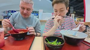 Мукбанг мы стали ПРОФЕССИОНАЛАМИ в своём деле! ЖРАТЬ в Таиланде тоже надо УМЕТЬ) Дешевый ужин в кафе