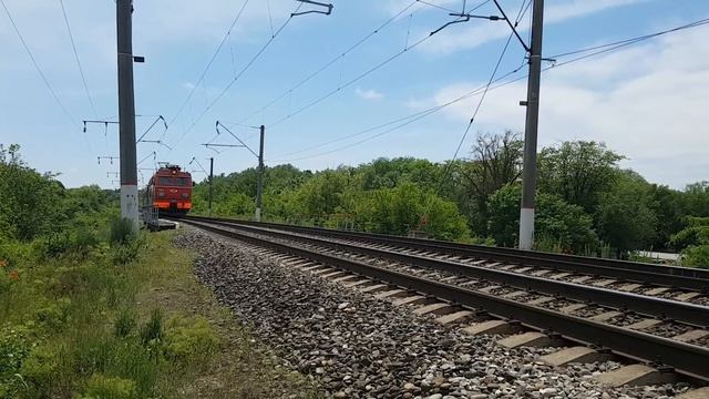 Электровоз ЭП1-085 с пассажирским вагоном смотреть онлайн