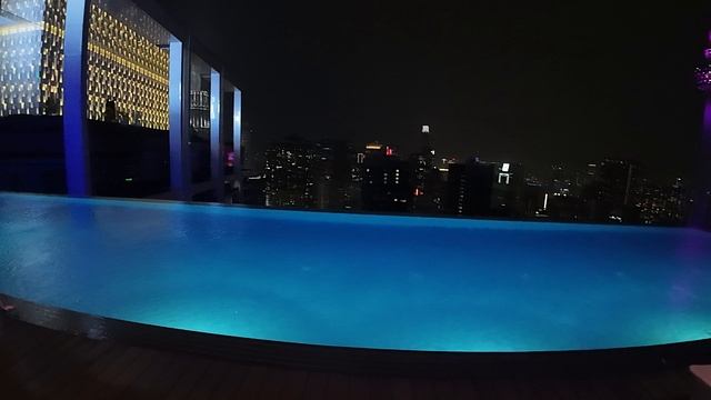 Malaysia, Kuala-Lumpur, Platinum KLCC, бассейн 51 этаж - Молнии, г. Куала-Лумпур, Малайзия 15 фев.