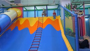 Играем на детской площадке с детьми катаемся с горки