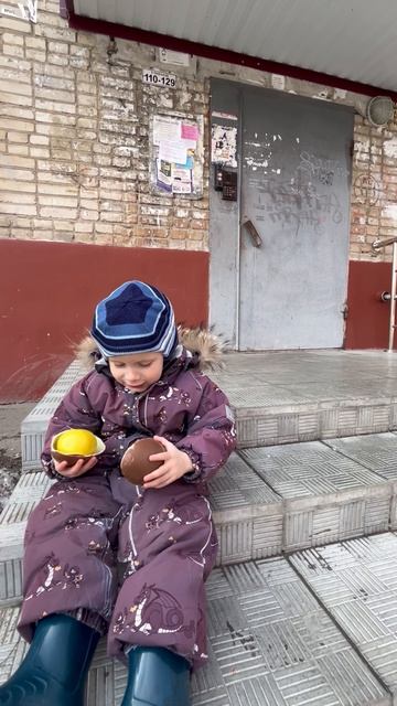 Шоколадное яйцо Kinder Maxi. Володя ест большое яйцо Киндер «Маша и Медведь». Яйцо Kinder.