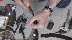 Как вскрыть ключ VW и поменять жало