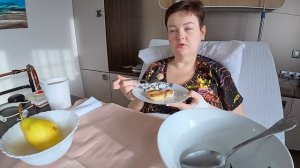 Мукбанг наЖОСТЫЙ но скромный завтрак в БОЛЬНИЦЕ) КАК это есть? Болтаем и вкусно кушаем с соседкой