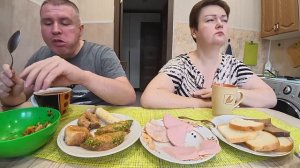 Мукбанг милуюсь с Вовчиком) Обсуждаем КОЕ кого, наши секретики) Семейный обед в  России