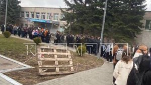 Огромные очереди школьников выстраиваются в школу, где ученик с ножом напал на своих одноклассников