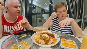 Мукбанг я была на ВОЛОСКЕ, вот это РЕАКЦИЯ Вована! Пробуем ГОТОВУЮ еду из 7/11 на ужин в Таиланде