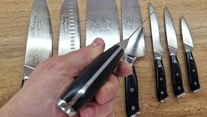Набор кухонных ножей дамасской стали с черными рукоятками