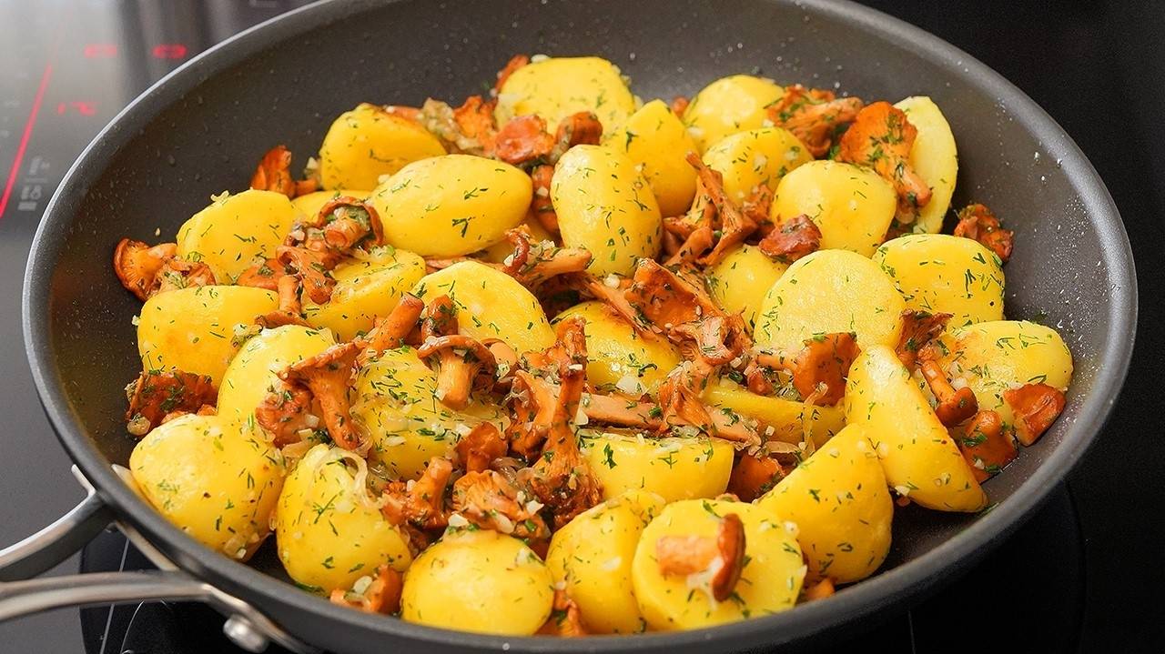 Как правильно жарить картошку. Жареная картошка с луком и грибами на сковороде.