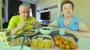 Мукбанг обсуждаем с Вованом ВАЖНЫЕ дела и ОБДУМЫВАЕМ дорогу домой! Семейный завтрак в Таиланде