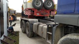 Процесс погрузки негабаритного груза на трал с помощью крана