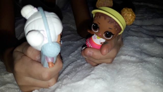 Малышка садится на шпагат вместе с куколками лол смотреть онлайн