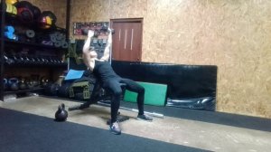 Поочередный жим лежа двух гантелей на наклонной скамье