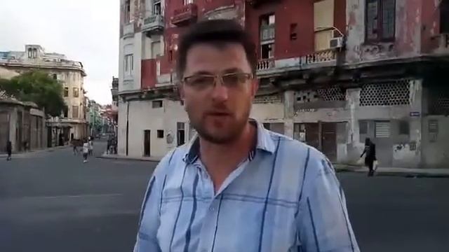 На не туристических улочках Гаваны... Куба... Дети на улице... ветхие балконы... смотреть онлайн