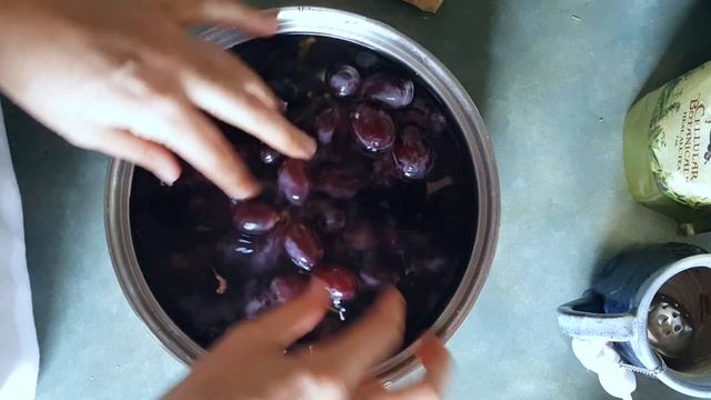 How to Wash Your Grapes - Fruitarian Diet смотреть онлайн