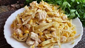 Вкусный салат на скорую руку: Салат с курицей, яичными блинчиками и кукурузой.