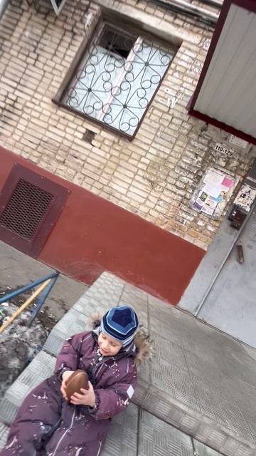 Шоколадное яйцо Kinder Maxi. Володя открывает большое яйцо Киндер «Маша и Медведь»