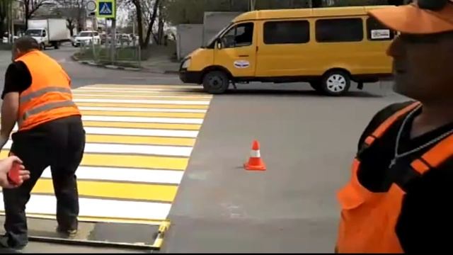 В Шахтах наносят зебру на дорожное полотно