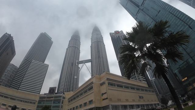 Malaysia, Kuala-Lumpur, KLCC парк - Башни Петронас вечер 15 февраля. г. Куала-Лумпур, Малайзия