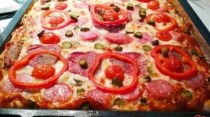 Пицца мясная с говяжьим копченым языком