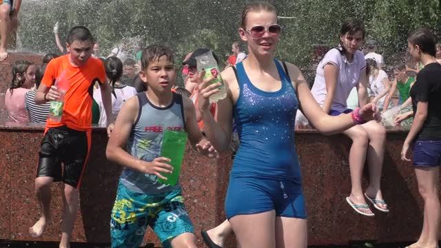 Игры у фонтана. смотреть онлайн