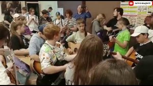 В холле кинотеатра Совкино исполнили песню "листья жёлтые над городом кружатся"😱