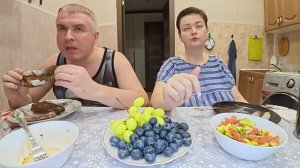 Мукбанг ОТМЕЧАЕМ мою операцию тем чем Вован послал) Обсуждаем все ПОДРОБНОСТИ) Семейный ужин Россия