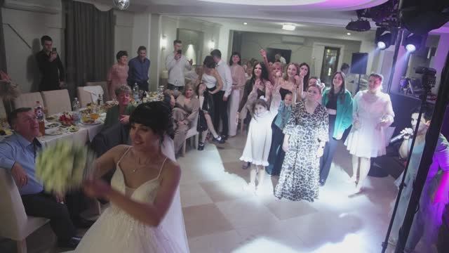 Девушка очень счастлива, что поймала букет невесты смотреть онлайн