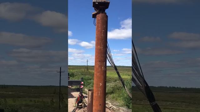 Процесс погружения трубы крановым вибропогружателем 🏗 Услуги бурения тел. +7 (985) 185-77-77.