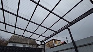 Навес из поликарбоната монолитного профильного прозрачного. Забор штакетник с откатными воротами.