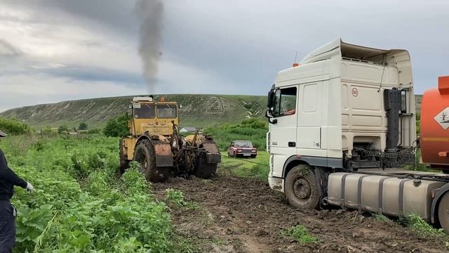 БЕНЗОВОЗ DAF УТОНУЛ В ГРЯЗИ, КОЕ КАК ВЫТАЩИЛИ К-701 И К-700 смотреть онлайн
