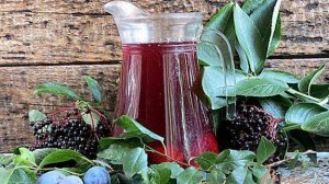 Компот из винограда, бузины и сливы