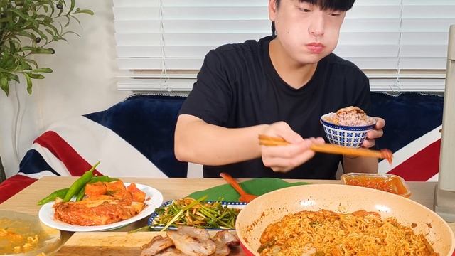 잡식세끼 ^ 사리곰탕으로 끓인 칼칼~한🌶 육개장에 목살구이 ! 묵은지 깍두기 부추무침까지~ 먹방 ASMR real sound ^ ft. 고봉밥🍚, 땡초 ^ MUKBANG モッパン