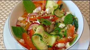 Салат с зеленой гречкой, болгарским перцем, цуккини и брынзой