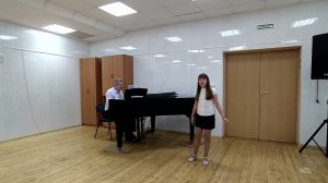 Переводной экзамен по сольному пению сдаёт ученица 3 класса детской школы искусств Евгения Козлова