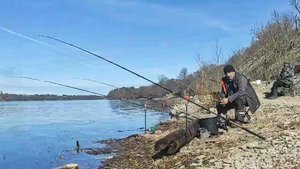 Холодно.Рано.Лещ уже подошёл.        Фидерная ловля леща на реке по холодной воде.