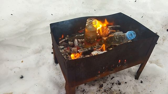 Кипячение воды в стеклянной бутылке и в пластиковой бутылке на костре. Эксперимент смотреть онлайн
