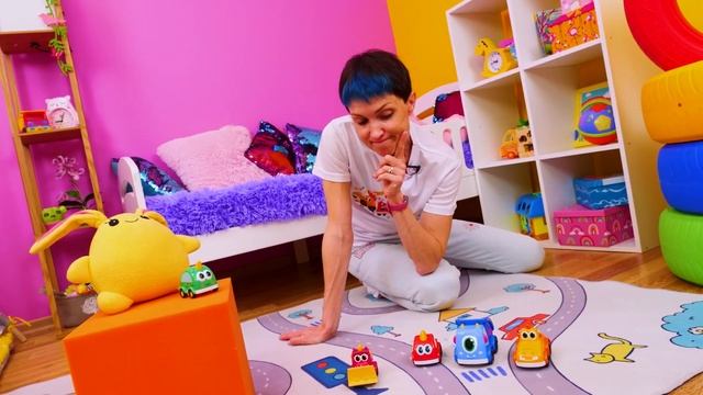 Как превратить коробку в крутой гараж для машинок? Маша Капуки и Лаки строят дом для Мокасов