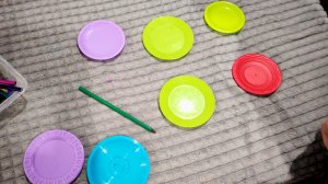 играем на игрушечных тарелках, играем в детскую посудку, детские игры