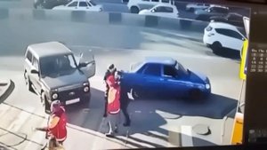🤜Срубил одним ударом сразу двоих. Дорожный конфликт.