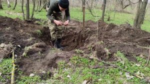 ЯМА ГОТОВА!СТРОЮ СЕКРЕТНУЮ ЗЕМЛЯНКУ В ЛЕСУ![2ЧАСТЬ] НАШЕЛ СТАРИННУЮ ПОСУДУ!КАК СДЕЛАТЬ ЗЕМЛЯНКУ?
