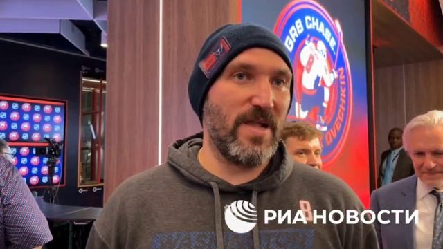 На видео первый комментарий Овечкина на русском после того, как Александр сравнял рекорд с Гретцки
