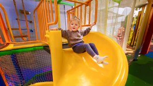 Анна Мария на Новой Детской Площадке Funzilla! Гигантская горка-жираф, шарики, батуты и веселье!