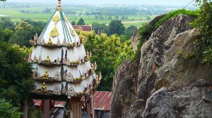 пхетчабун. просто храм wat khao samo khlaeng วัดพระพุทธบาทเขาสมอแคลง наверхуเพชรบูรณ์  phetchabun