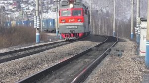 Грузовые и пассажирские поезда РЖД в Сибири в солнечную погоду | Железная дорога