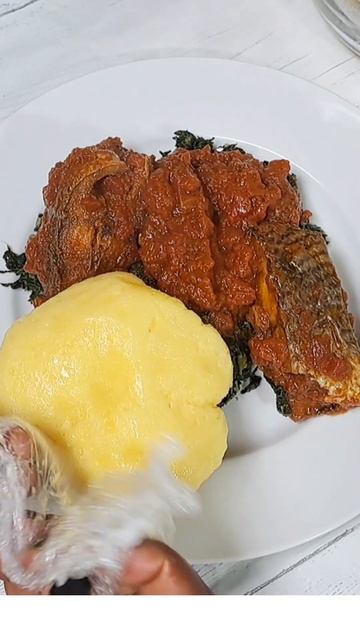 sautéed Spinach Plus Fish Stew Served With corn Fufu смотреть онлайн