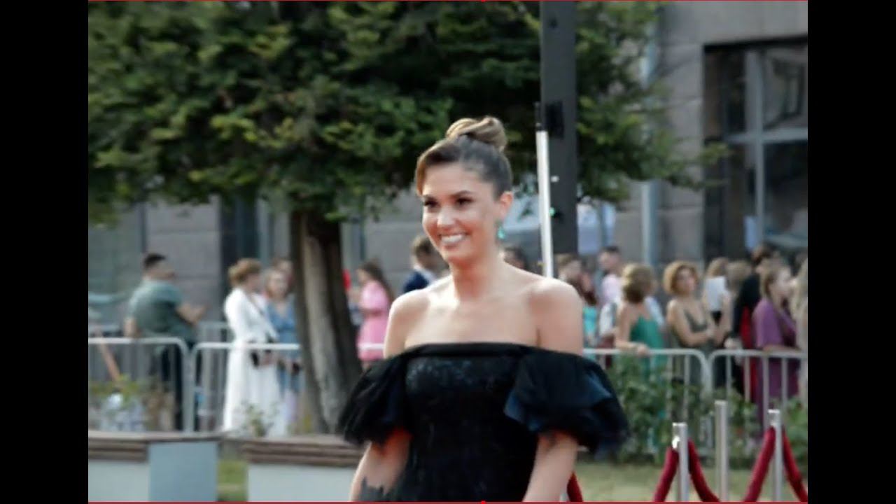 Агата Муцениеце, Юлия Хлынина -- актрисы -- на красной дорожке.