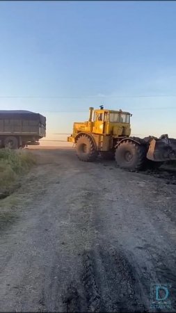 Кировец помогает вытащить прицеп Камазовский