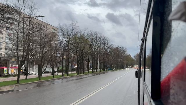 Вид из окна троллейбуса на город Ставрополь умытый первым весенним дождём