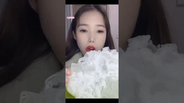 Аппетитные ледяные кубики в снегу, попробуйте!